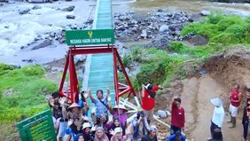 Jembatan sepanjang 90 meter yang melintasi Sungai Begaluh ini dibangun oleh Kodim 0707/Wonosobo dan kini menjadi penghubung vital antarwilayah.