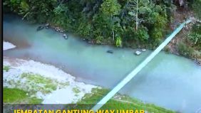 Berdasarkan pantauan di lokasi, jembatan sepanjang 120 meter tersebut kini berdiri kokoh dengan kerangka besi di kedua sisinya. Sejumlah warga terlihat mulai memanfaatkan jembatan itu untuk beraktivitas sehari-hari. Bahkan, jembatan tersebut sudah da