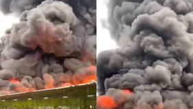 Kebakaran besar melanda sebuah pabrik busa di wilayah Utara Bangjo, Kecamatan Nalumsari, Kabupaten Jepara, pada Sabtu (17/1/2026). Peristiwa ini menggegerkan warga sekitar karena kepulan asap hitam pekat terlihat membumbung tinggi.