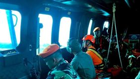 Gubernur Sulawesi Selatan, Andi Sudirman Sulaiman mengimbau masyarakat untuk tetap tenang dan tidak menyebarkan informasi yang belum jelas kebenarannya terkait kabar pesawat yang hilang kontak.