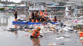 Dinas Lingkungan Hidup (DLH) DKI Jakarta melalui Unit Pengelola Sampah Badan Air (UPSBA) bersama Suku Dinas Lingkungan Hidup Kepulauan Seribu, mengangkut 137 ton sampah dari kawasan pesisir Tanggul Laut Muara Baru, Jakarta Utara.