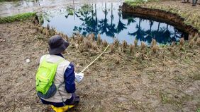 Sejumlah unggahan di media sosial Facebook menarasikan bahwa air yang berada di kawasan sinkhole atau lubang runtuhan di Jorong Tepi, Nagari Situjuah Batua, Kabupaten Limapuluh Kota, Sumatera Barat, disebut memiliki pH 8,4 sehingga dinilai baik.