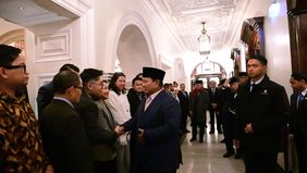 Prabowo Subianto tiba di hotel tempatnya bermalam selama kunjungan kerja di London, Inggris, pada Minggu, 18 Januari 2026. Setibanya di lokasi, Kepala Negara disambut hangat oleh sejumlah menteri kabinet Merah Putih yang telah tiba terlebih dahulu.
