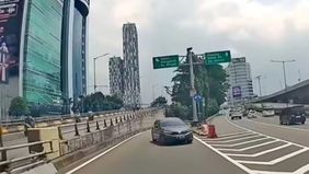 Direktorat Lalu Lintas Polda Metro Jaya menindak pengemudi mobil yang melawan arus di jalan keluar (off ramp) tol Pancoran, Jakarta Selatan, pada Minggu, 18 Januari 2026.
