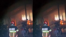 Menurut keterangan saksi, asap pertama kali terlihat muncul dari lantai dua area parkiran. Penjaga parkir sempat mengira asap berasal dari pembakaran sampah. Namun setelah diperiksa lebih dekat, ternyata asap tersebut berasal dari salah satu sepeda m