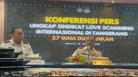 Dalam penggerebekan tersebut, petugas turut menyita barang bukti berupa sejumlah komputer dan telepon genggam yang ditemukan berserakan di lokasi, serta dua paspor RRT atas nama HJ dan ZR.