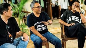 Denny Siregar dan Rudy Soedjarwo kini menggandeng Cak Islah dalam project film terbarunya berjudul Tanah Runtuh.