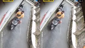 Tiba-tiba pria itu menunjukkan kepala kura-kuranya sembari duduk di motor. Korban kemudian lari ketakutan.