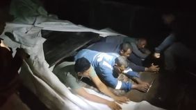 Di tengah gelapnya malam, patroli laut TNI AL mencegat sebuah kapal nelayan di perairan timur Selat Bangka, Kepulauan Bangka Belitung, Rabu, 14 Januari 2026. 