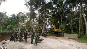 Pemerintah terus mempercepat konektivitas wilayah usai bencana di Sumatra Barat (Sumbar). Pembangunan tiga jenis jembatan yakni jembatan bailey, jembatan armco, dan jembatan gantung terus dilakukan sesuai kontur alam.