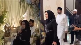 Media sosial tengah ramai memperbincangkan sebuah video yang memperlihatkan sosok pria yang diduga kuat merupakan Muzakir Manaf alias Mualem, tokoh politik Aceh sekaligus mantan Gubernur Aceh, tengah menjalani prosesi pernikahan. Rekaman tersebut ber