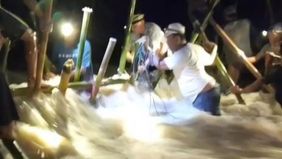 Tanggul Sungai Citarum di Kampung Bendungan, RT 03/05, Desa Pantai Bakti, Kecamatan Muara Gembong, Kabupaten Bekasi, jebol dan menyebabkan air sungai meluap hingga merendam ratusan rumah warga.