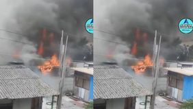 Kebakaran di Pademangan Timur (pinggir rel kereta) Jalan Pademangan V RW 02. objek terbakar bedeng.