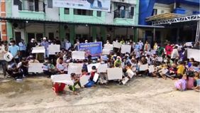 Keterbatasan bantuan dan tekanan pemenuhan kebutuhan hidup mendorong ratusan warga Rohingya yang tinggal di Pekanbaru menggelar aksi unjuk rasa pada Senin (19/1/2026). Aksi ini menjadi bentuk keresahan para imigran yang menilai kondisi hidup mereka s