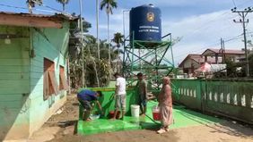 Suara gemericik air terdengar jernih saat tiga orang berbaju koko tengah mengambil wudu di Musala Dusun Suka Mulia, Desa Tangsi Lama, Kecamatan Seruway, Aceh Tamiang.