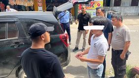 Peristiwa penganiayaan berujung maut terjadi di sebuah rumah kos di kawasan Legenda, Kecamatan Batam Kota, Minggu, 18 Januari 2026 siang. Seorang pria berinisial R (27) tewas setelah terlibat pertengkaran dengan kekasihnya sendiri, S alias D (17).