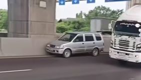 Sebuah mobil Isuzu Panther sempat melaju sendiri tanpa kendali di ruas Tol Jakarta&ndash;Cikampek pada Rabu (21/1/2026). Peristiwa tersebut terekam video dan viral di media sosial karena kendaraan tetap bergerak meski pengemudinya tidak lagi memegang kemud