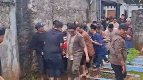 Jenazah diketahui bernama Indra Irawan bin Warso (33), warga Kelurahan Pakujaya, RT 01/RW 012, Kecamatan Serpong Utara. Karena bobot jenazah yang cukup berat, pihak keluarga dan warga meminta bantuan Damkar Tangsel.
