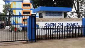 SMPN 214 Jakarta merupakan salah satu sekolah menengah pertama negeri yang berlokasi di wilayah Jakarta Timur. Sekolah ini berada di Jalan Rajawali Raya No. 2, RT 2/RW 11, Kelurahan Halim Perdana Kusumah, Kecamatan Makasar, Kota Administrasi Jakarta 