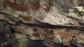 Tim peneliti Badan Riset dan Inovasi Nasional (BRIN) bersama Griffith University dan Southern Cross University dari Australia mengungkap penemuan seni cadas berupa cap tangan manusia berusia 67.800 tahun di Leang Metanduno, Pulau Muna, Sulawesi Tengg