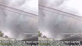 Kebakaran yang terjadi siang ini di Jalan Bengkel RT 02/RW 02, Kecamatan Cimanggis, Cisalak Pasar, Kota Depok telah berhasil dipadamkan. Petugas memastikan situasi kini aman dan kondusif.