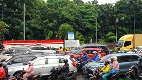 Kemacetan panjang terjadi di Jalan DI Panjaitan, Jakarta Timur, setelah banjir yang sempat merendam ruas jalan tersebut berangsur surut.
