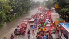 Hujan dengan intensitas tinggi yang mengguyur Jakarta sejak Kamis (22/1/2026) pagi memicu banjir di kawasan Cawang, Jakarta Timur. Genangan air menutup sebagian badan jalan dan langsung berdampak pada aktivitas lalu lintas di salah satu titik tersibu