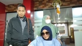 Doktif tetap hadir jalani pemeriksaan panggilan Polres Jaksel terkait kasus pencemaran nama baik Richard Lee, meskipun harus memakai kursi roda dan tangan diinfus.