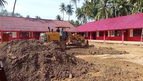 Di tengah lumpur sisa-sisa banjir yang melanda Aceh, para prajurit TNI bersama masyarakat setempat bahu-membahu membersihkan endapan tanah dan sampah menggunakan sekop