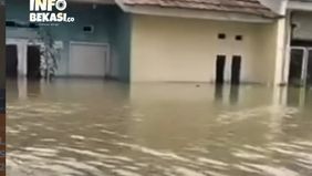 Banjir kembali melanda Perumahan Grand Permata Residence 2, Srimukti, Kecamatan Tambun Utara, Kabupaten Bekasi. Genangan air dilaporkan sudah mencapai setinggi leher orang dewasa.