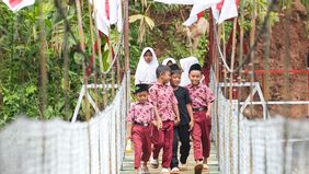 Saat hujan deras dan air sungai pasang, para siswa di Desa Harumandala, Kecamatan Cibubur, Kabupaten Pangandaran, Jawa Barat, khawatir