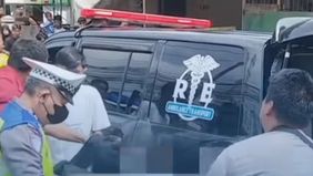 Menurut keterangan, kecelakaan bermula saat pengendara motor berusaha mendahului sebuah truk tangki Pertamina. Namun, korban diduga kehilangan keseimbangan dan terjatuh tepat ke arah kolong truk yang sedang melintas.