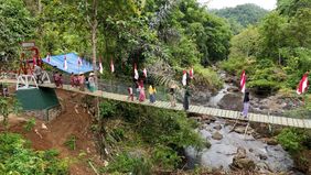 Laela Sari, guru SMP dan SMK Darul Hikmah, sudah puluhan tahun merindukan akses jembatan untuk bisa menyeberangi sungai