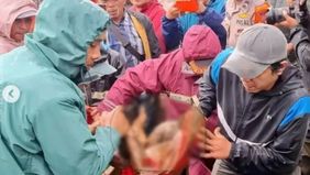 Proses pencarian sempat terkendala kondisi tanah yang labil serta cuaca yang masih hujan. Meski demikian, tim di lapangan tetap berupaya maksimal untuk menemukan korban yang belum ditemukan. Warga terdampak kini mengungsi ke posko darurat yang telah 