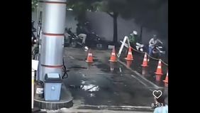 Satu orang dilaporkan terluka.