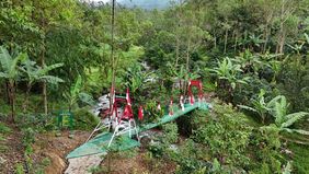 Jembatan Gantung di Desa Sirnajaya, Kecamatan Cisurupan, Kabupaten Garut membawa perubahan nyata bagi kehidupan warga, khususnya anak-anak sekolah dan para guru. 