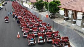 Para penarik becak di Kabupaten Sidoarjo, Jawa Timur gembira karena menerima bantuan becak listrik dari Presiden RI Prabowo Subianto. 
