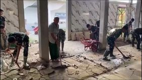 Personel TNI bersama masyarakat terus bergotong royong melakukan upaya pemulihan pascabencana di sejumlah wilayah Provinsi Aceh. 
