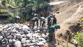 Desa-desa terpencil di Aceh yang sempat terisolasi akibat banjir dan longsor kini mulai bangkit kembali. Jalur-jalur yang sebelumnya tidak dapat dilalui perlahan tersambung. 
