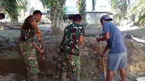 Pascabencana banjir yang melanda Kabupaten Aceh Tamiang, anggota TNI bersama masyarakat setempat terus bergotong royong membersihkan sejumlah fasilitas pendidikan di Kecamatan Bendahara. Upaya ini dilakukan untuk memastikan lingkungan sekolah kembali