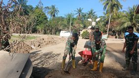 Tak hanya membantu masyarakat membersihkan lumpur dan sampah setelah banjir surut, para prajurit TNI juga memperbaiki bangunan-bangunan yang rusak. Bergotong royong dengan warga setempat, para prajurit TNI membangun kembali kehidupan pascabencana.