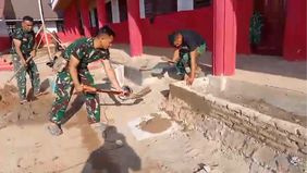 Sekolah-sekolah terdampak bencana di Tapanuli Tengah dan Tapanuli Selatan terus dibersihkan dengan bantuan personel TNI AD.