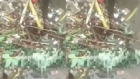 Sesosok mayat pria tanpa identitas ditemuman di jembatan Kalidojo Jalab B Raya Penjaringan Jakarta Utara. Mayat tersebut pertama kali diketahui oleh warga sekitar yang sedang melewati jembatan
Karena mayat tersebut tersangkut diantata sampah-sampah y