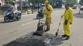 Gubernur DKI Jakarta, Pramono Anung menyampaikan bahwa perbaikan jalan berlubang akibat banjir yang saat ini dilakukan masih bersifat jangka pendek.