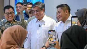 Sekretaris Kabinet Teddy Indra Wijaya bersama Menteri Ketenagakerjaan Yassierli meninjau langsung pelaksanaan Program Magang Nasional di perusahaan swasta PT Paragon yang berlokasi di Jakarta, Selasa, 27 Januari 2026.