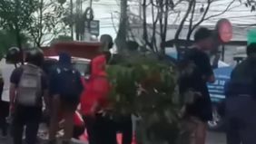 Berdasarkan kesaksian sejumlah warga, korban yang sedang melintas dari arah timur menuju ke arah barat terjatuh dari sepeda motor yang dikendarainya diduga akibat menghantam lubang di ruas jalan tersebut.