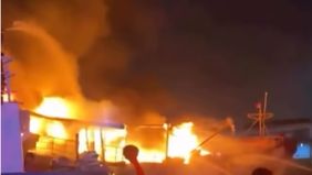 Petugas pemadam kebakaran langsung terjun ke lokasi untuk memadamkan api, saat ini pukul 00:30 api sudah berhasil dilokalisir dan masuk tahap pendinginan.