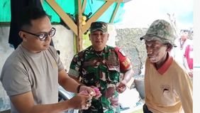 Kondisi kejiwaan Suderajat (49), pedagang es gabus yang sempat viral usai bertemu Gubernur Jawa Barat Dedi Mulyadi, akhirnya diungkap oleh Camat Bojonggede, Kabupaten Bogor, Tenny Ramdhani. Selain Suderajat, kondisi serupa juga dialami oleh sang istr