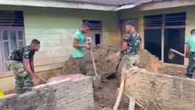 Sejumlah personel TNI terus bergerak melakukan pembersihan rumah-rumah warga, terutama milik lansia yang terdampak parah akibat endapan lumpur dan material banjir.