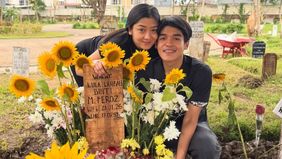 Farah Dibba kakak dari selebgram Lula Lahfah tiba di Jakarta dan langsung berziarah ke makam sang adik.